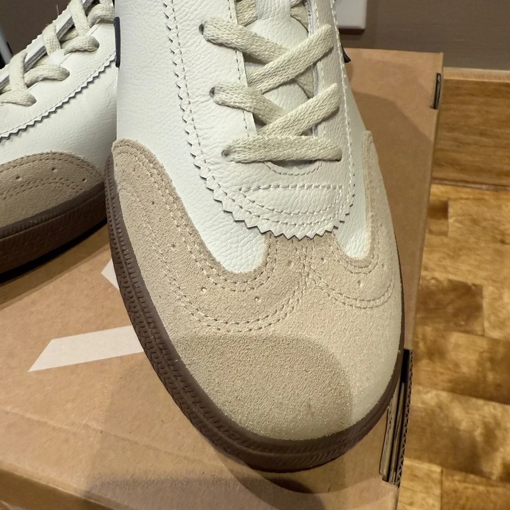 Veja Volley O.T. Leather in White and Nautico - Picture 4 of 6